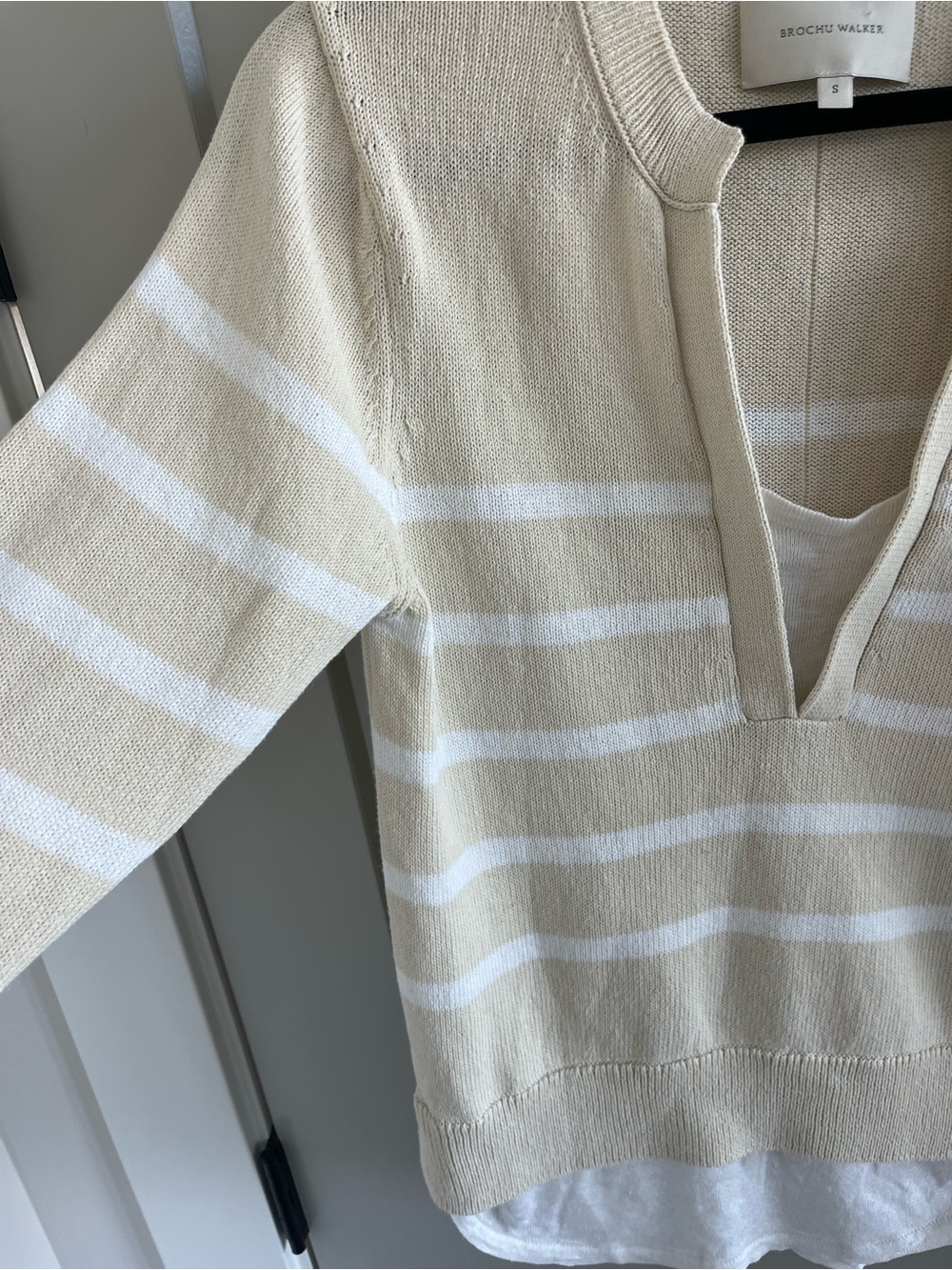 Brochu Walker Beige and White Striped V-Neck Pullover like new excellent cond - Picture 5 of 8